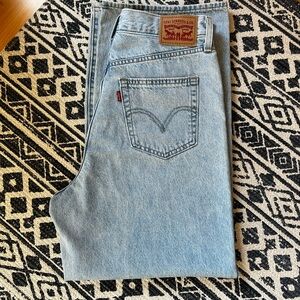 levi’s high waisted straight jeans light wash
